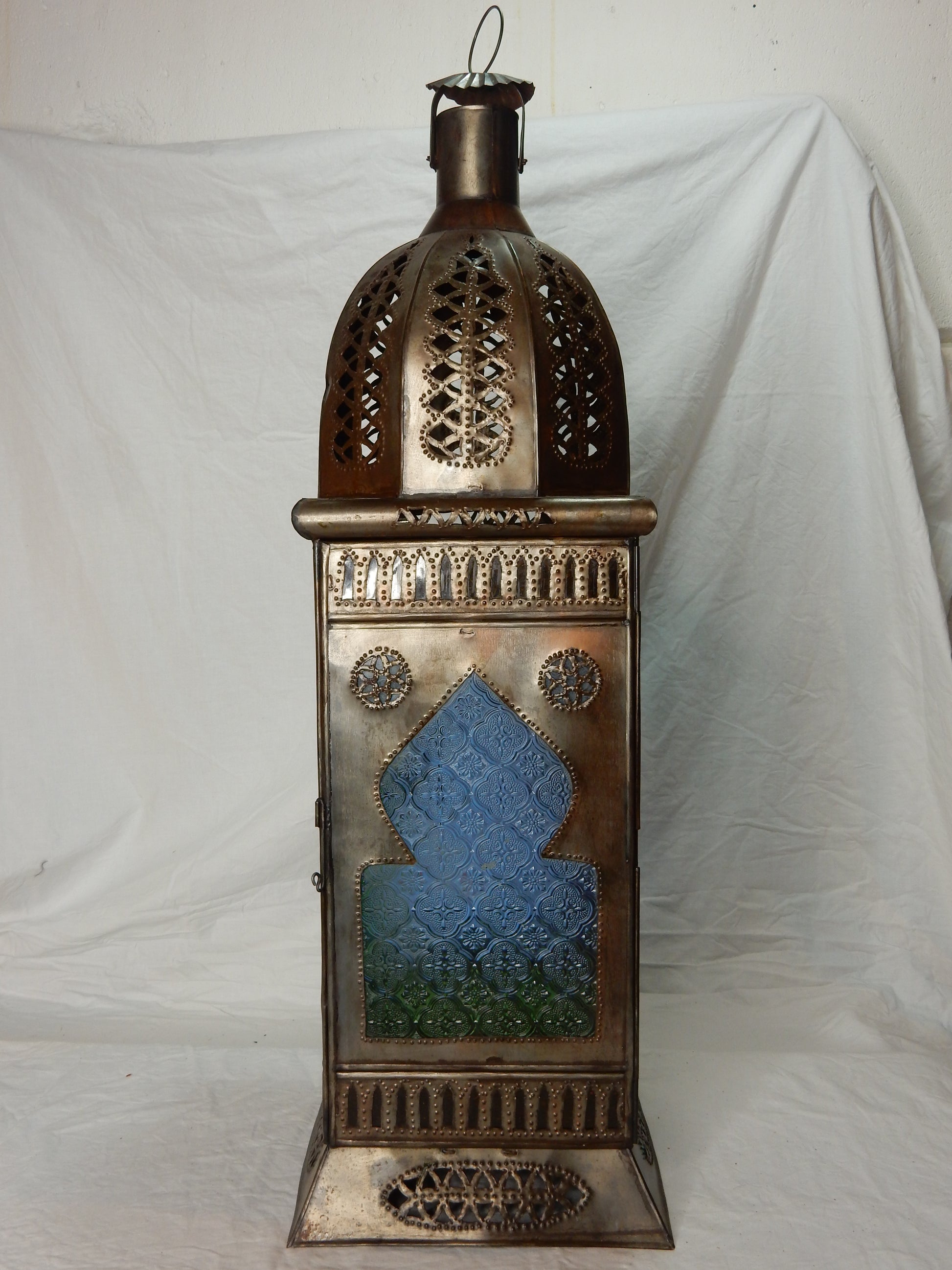 Marokkanische Metalllaterne – ca. 65 cm, grün & bernsteinfarbenes Glas, handgearbeitet - Artikelbild von Fummel & Gedöns Secondhand-Store