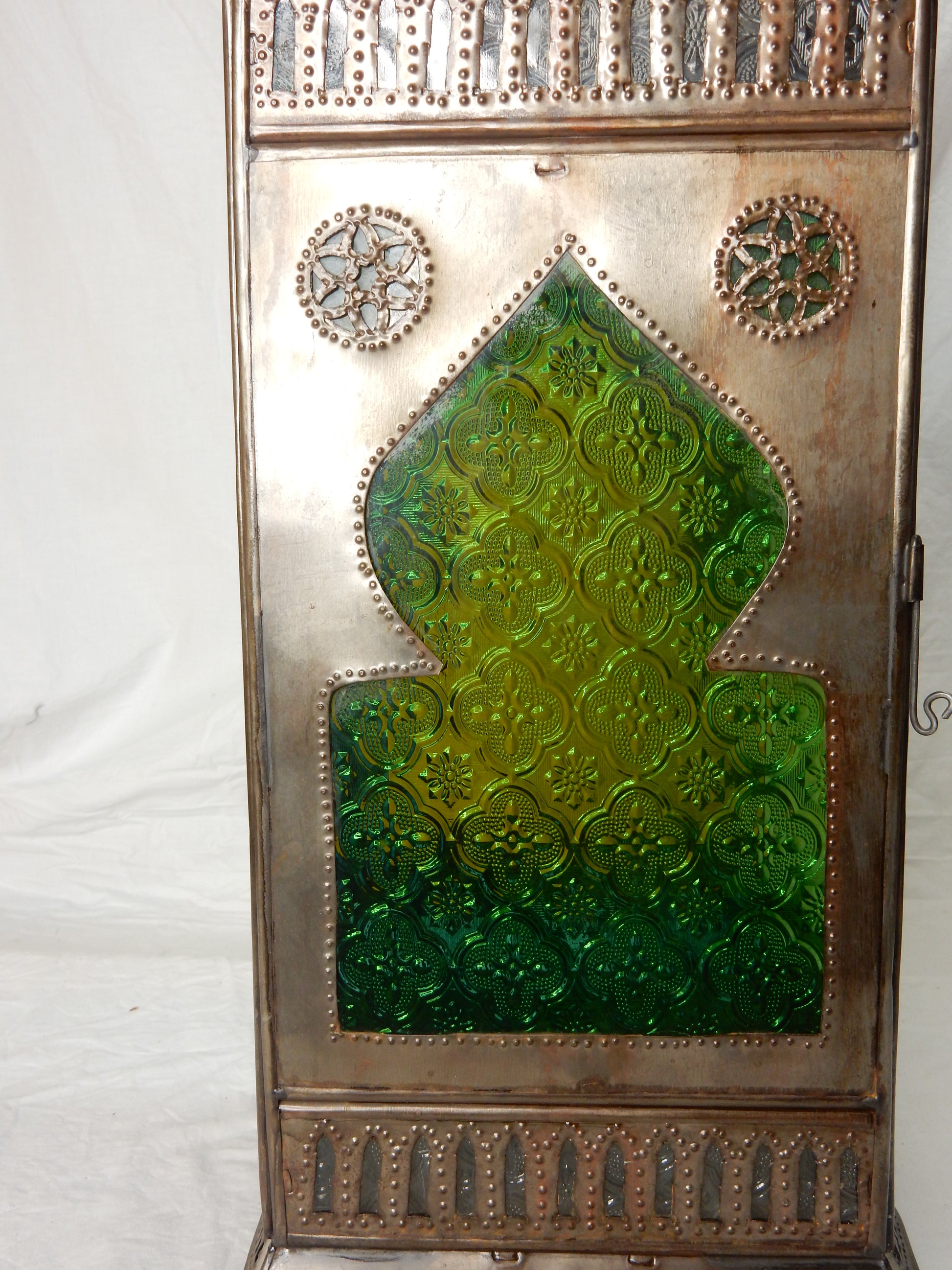 Marokkanische Metalllaterne – ca. 65 cm, grün & bernsteinfarbenes Glas, handgearbeitet - Artikelbild von Fummel & Gedöns Secondhand-Store