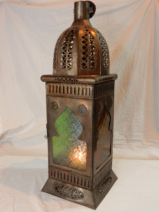 Marokkanische Metalllaterne – ca. 65 cm, grün & bernsteinfarbenes Glas, handgearbeitet