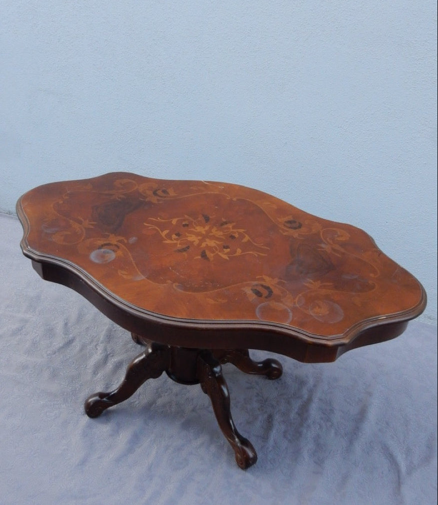 Kleiner Intarsientisch – florales Motiv