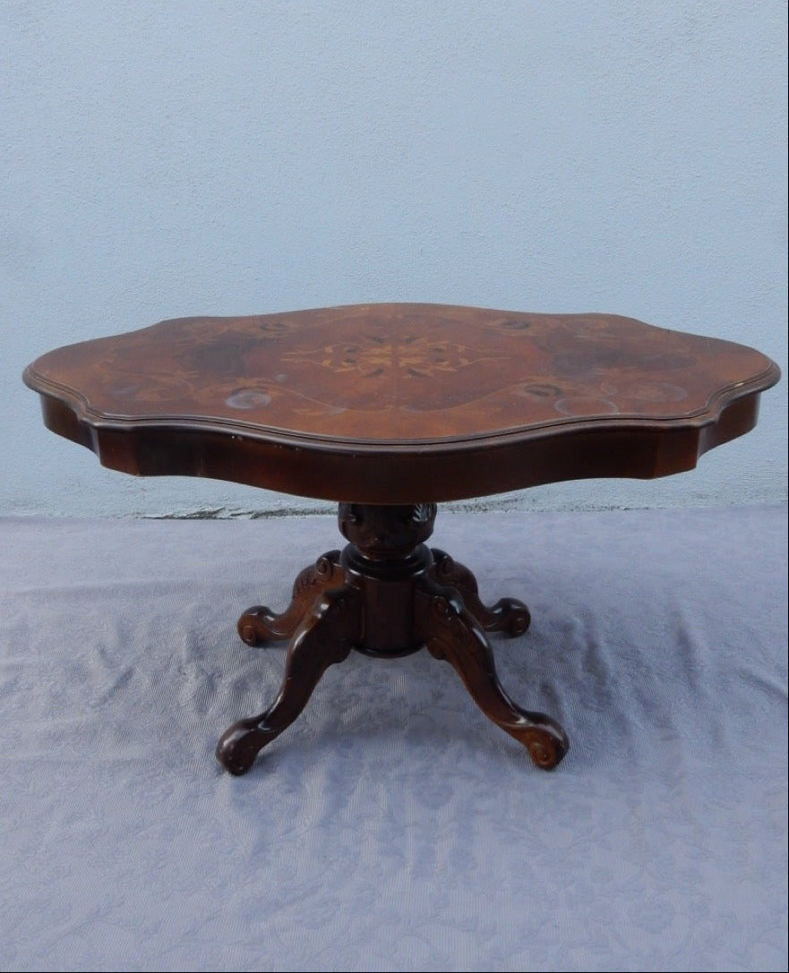 Kleiner Intarsientisch – florales Motiv