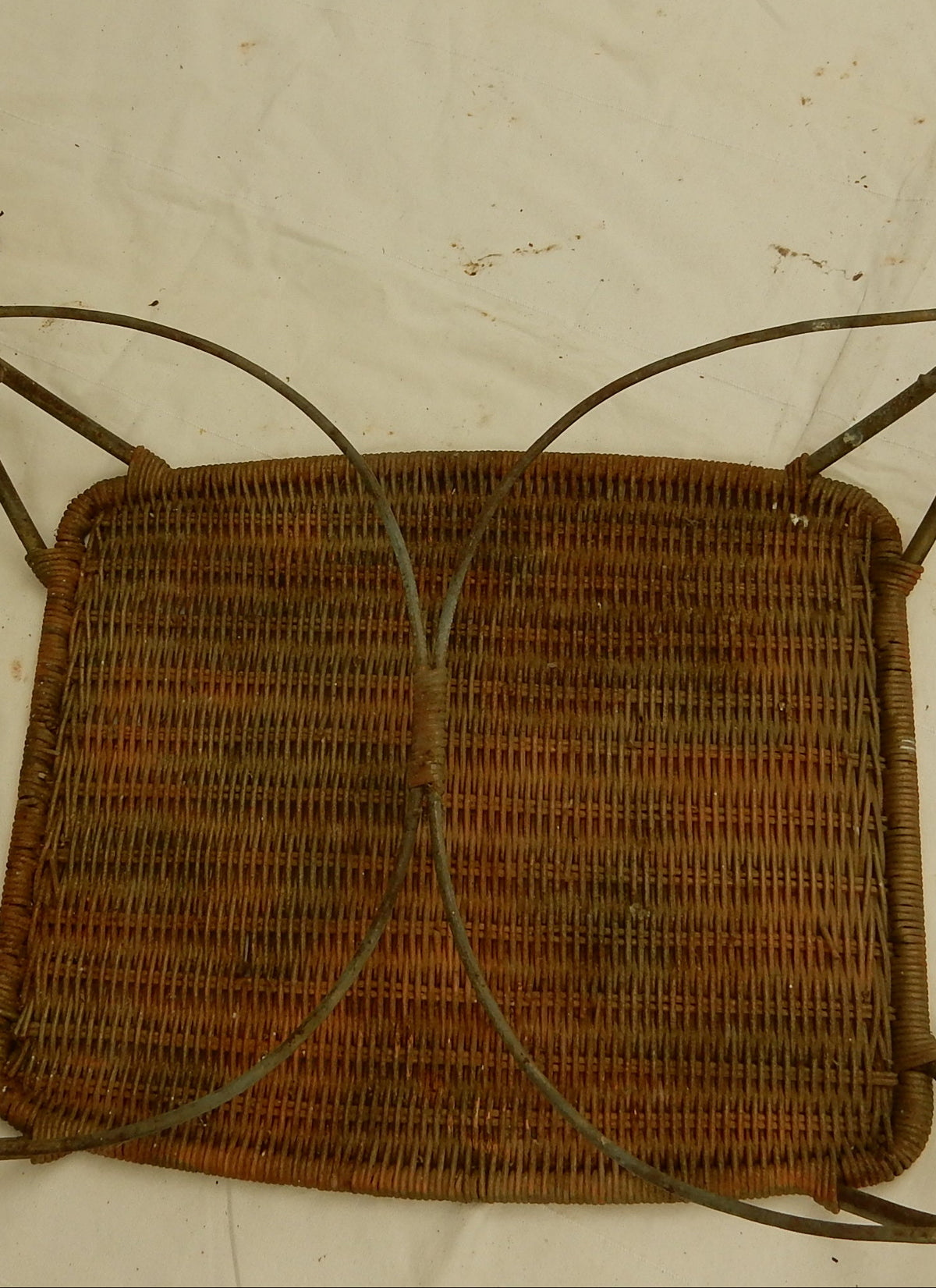 Vintage Beistelltisch aus Geflecht & Metall – geschwungenes Gestell
