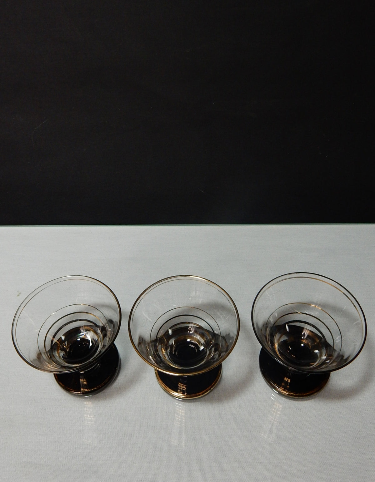 3er Set Vintage Likörgläser mit schwarzem Fuß & Golddekor, ca. 1950er–1960er