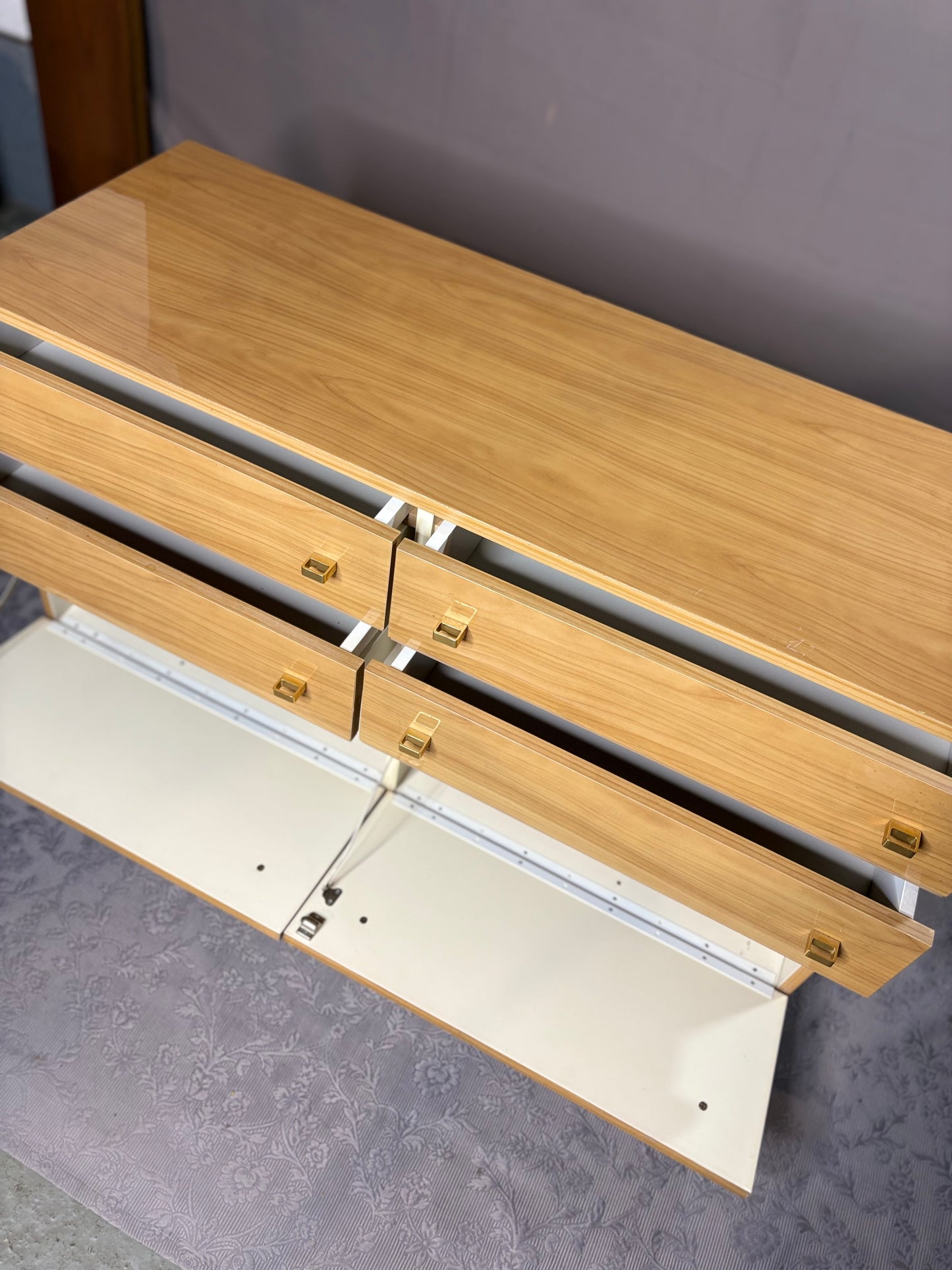 Helle Mid-Century Kommode mit feinen Messingdetails