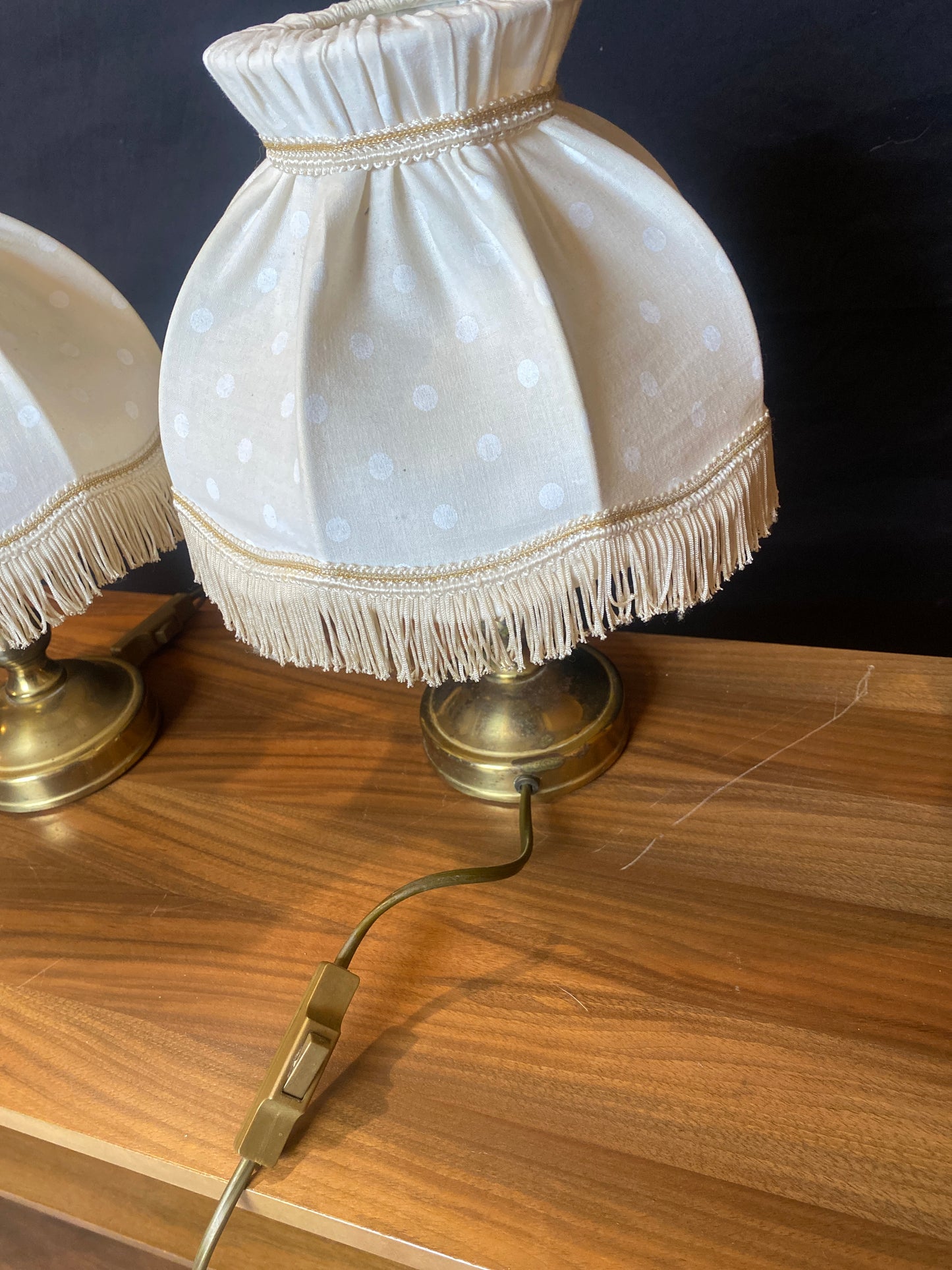 Retro-Nachttischlampe mit Stoffschirm und Messingfuß