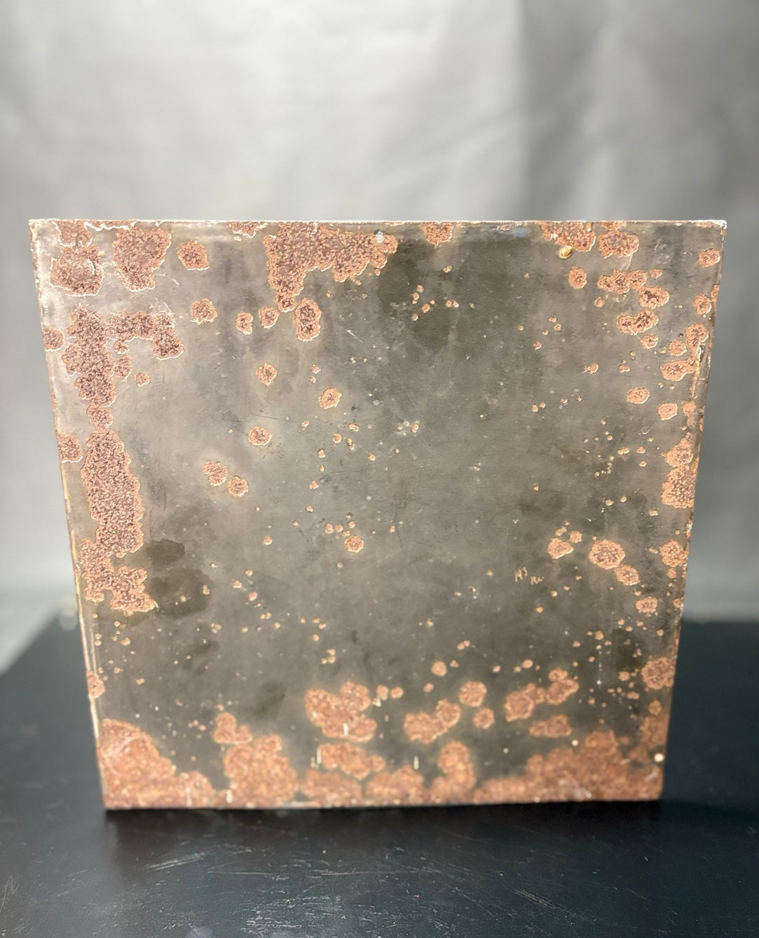 Rückseite der Metalltafel mit deutlicher Rostpatina