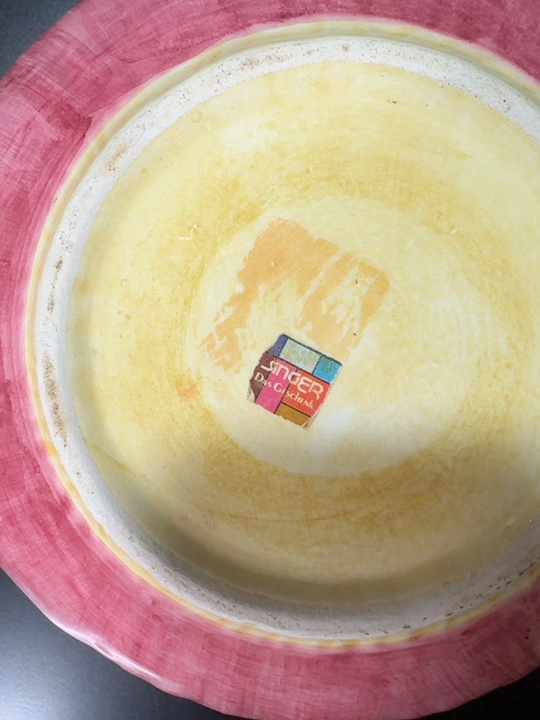 Unterseite der Keramik-Zwiebeldose mit Verkaufsaufkleber