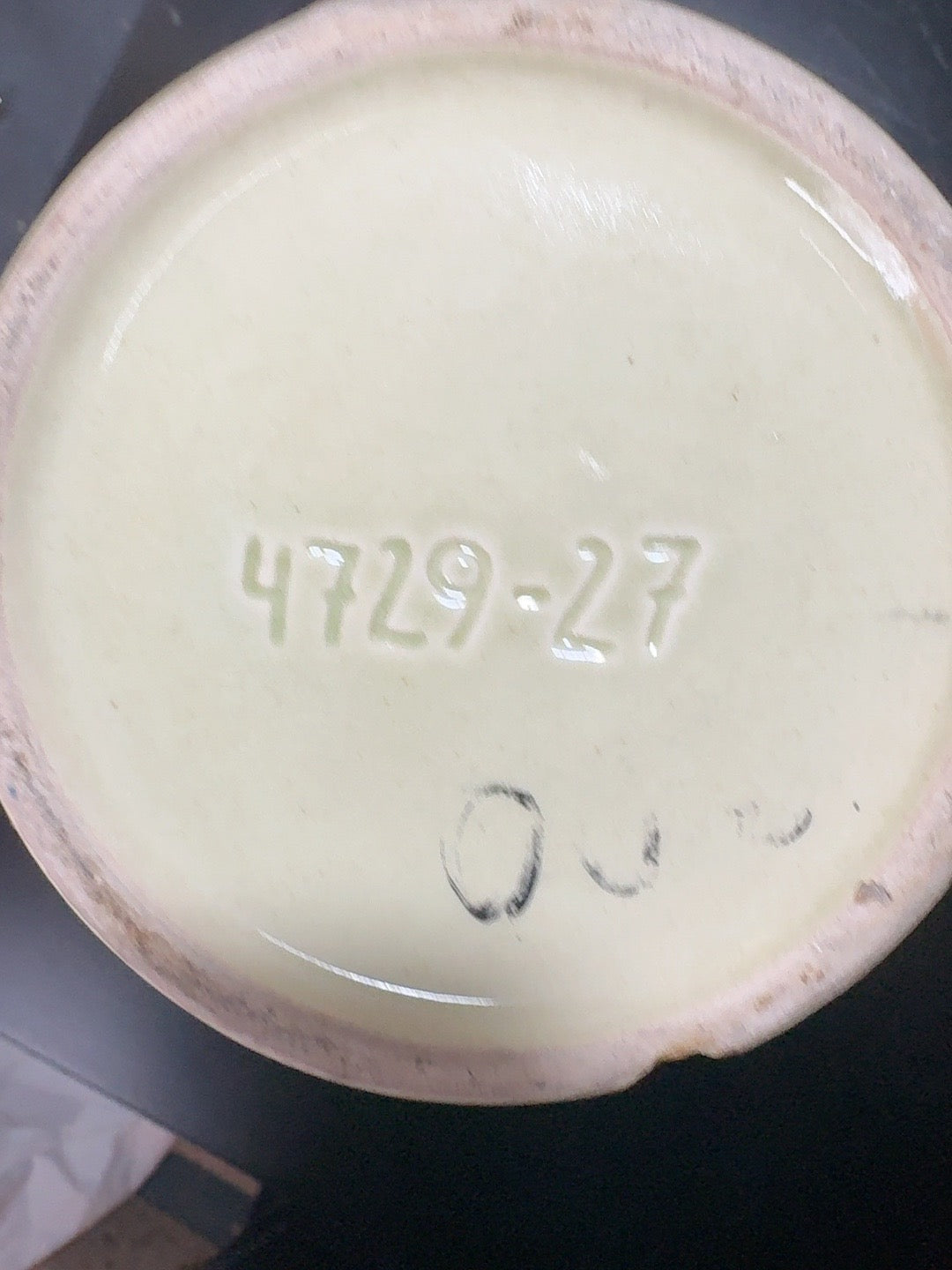 Boden der Keramikvase mit eingeprägter Formnummer 4729-27