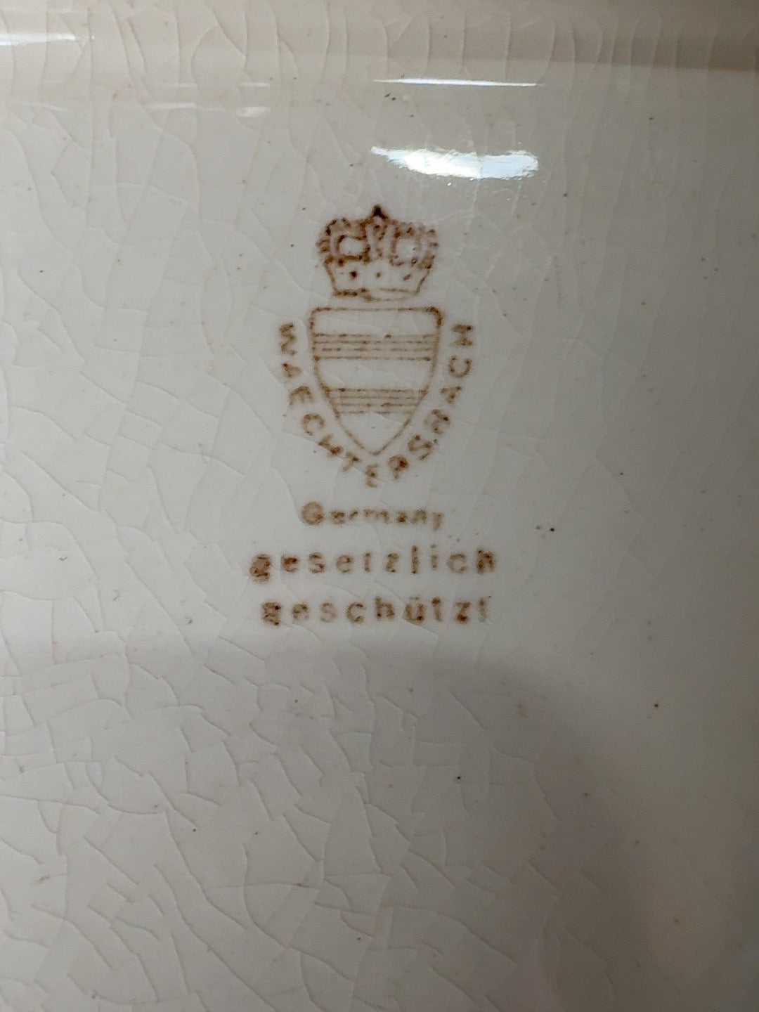 Detail der gekrönten Bodenmarke und Germany-Aufschrift
