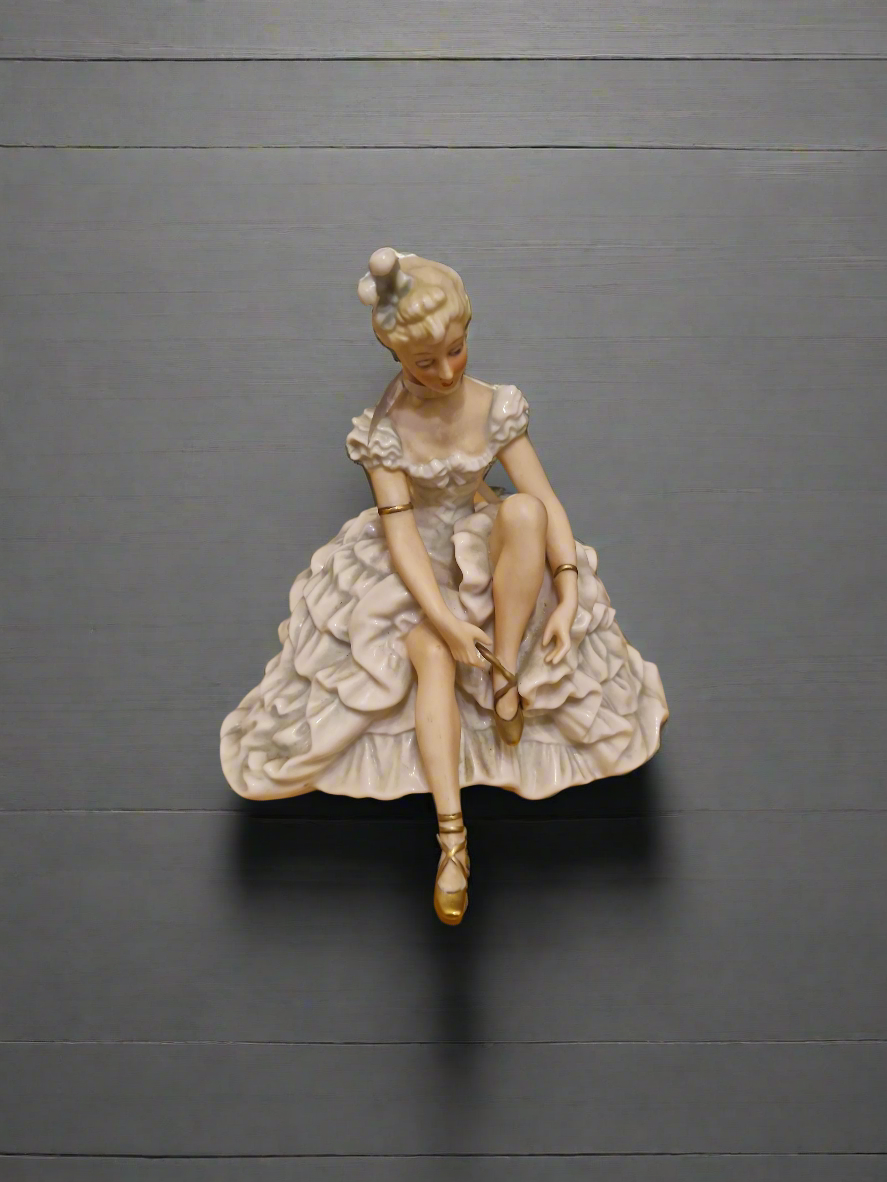 Original Schaubach Kunst Porzellanfigur – Ballerina beim Schnüren - Artikelbild von Fummel & Gedöns Secondhand-Store