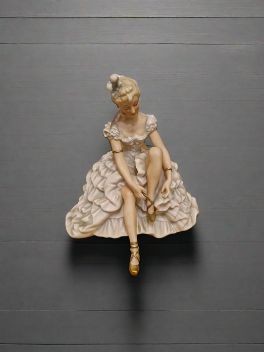 Original Schaubach Kunst Porzellanfigur – Ballerina beim Schnüren
