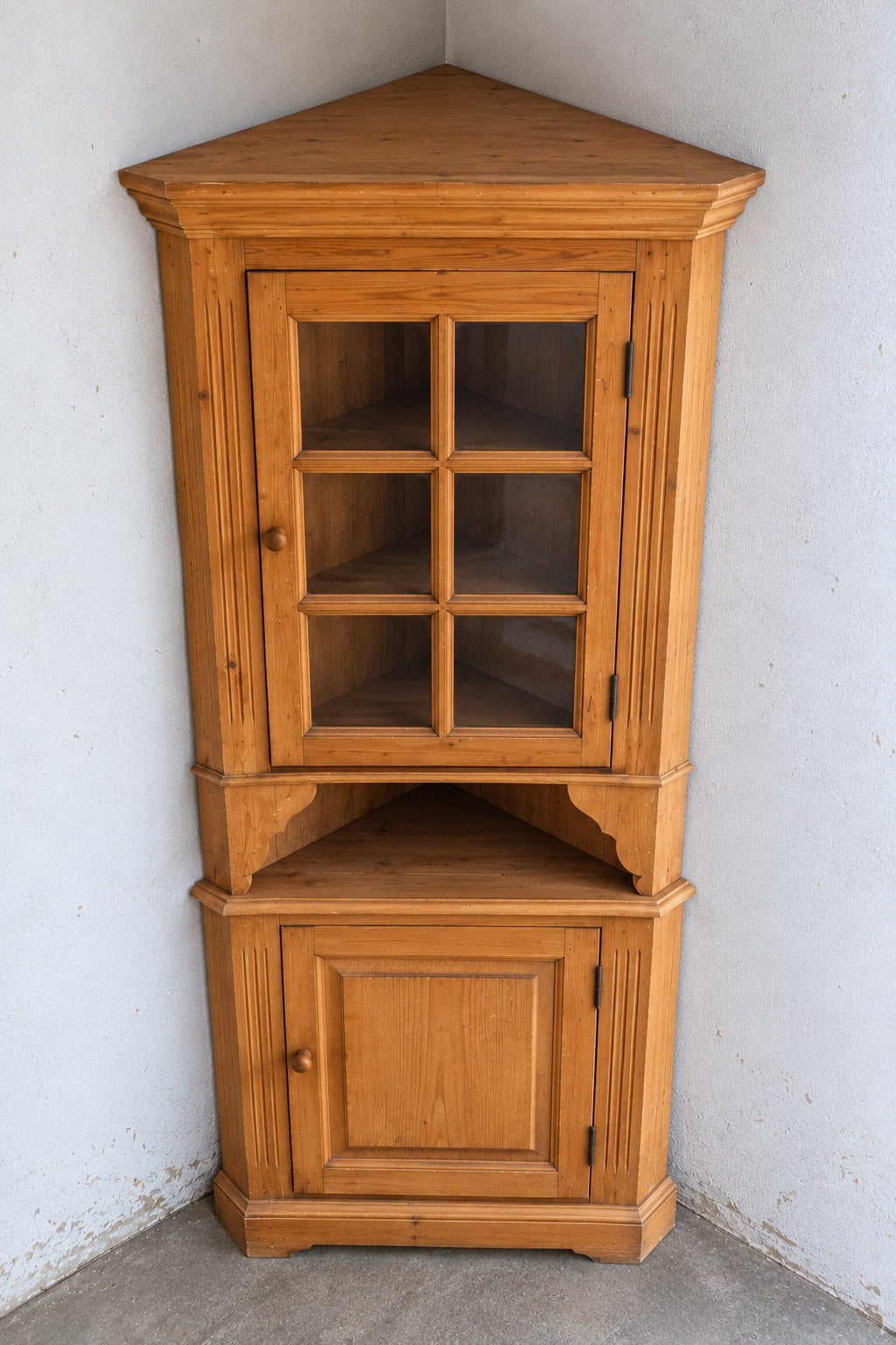Vintage Eckschrank aus hellem Holz mit Glastür – 205 cm