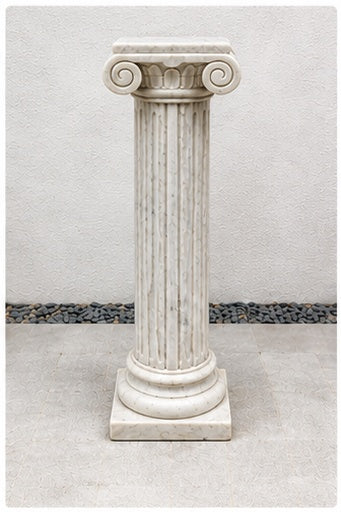 Hohe Bianco-Carrara-Marmorsäule mit ionischem Kapitell vor natürlichem Hintergrund