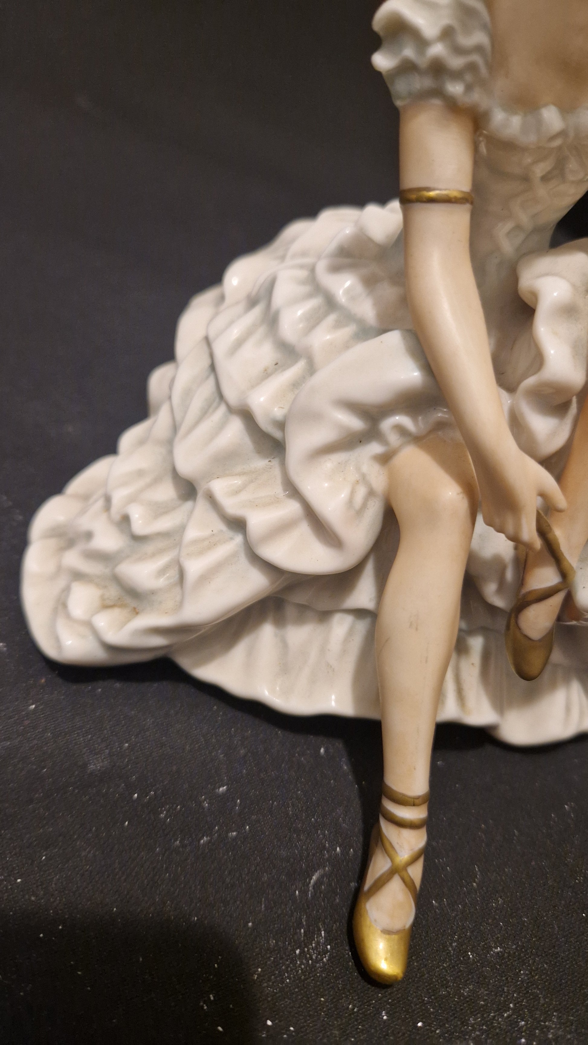 Original Schaubach Kunst Porzellanfigur – Ballerina beim Schnüren - Artikelbild von Fummel & Gedöns Secondhand-Store
