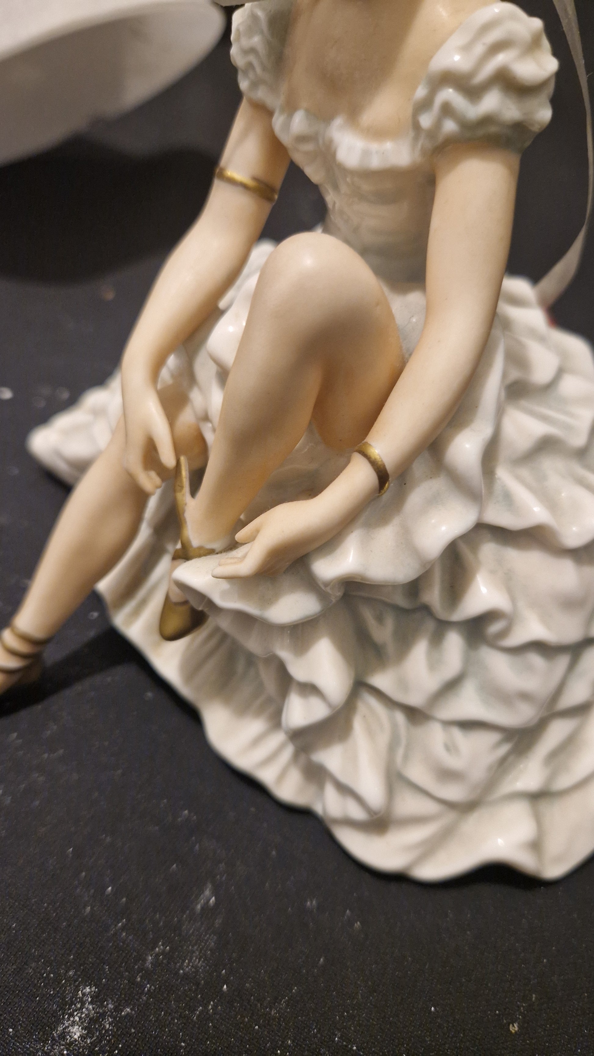 Original Schaubach Kunst Porzellanfigur – Ballerina beim Schnüren - Artikelbild von Fummel & Gedöns Secondhand-Store