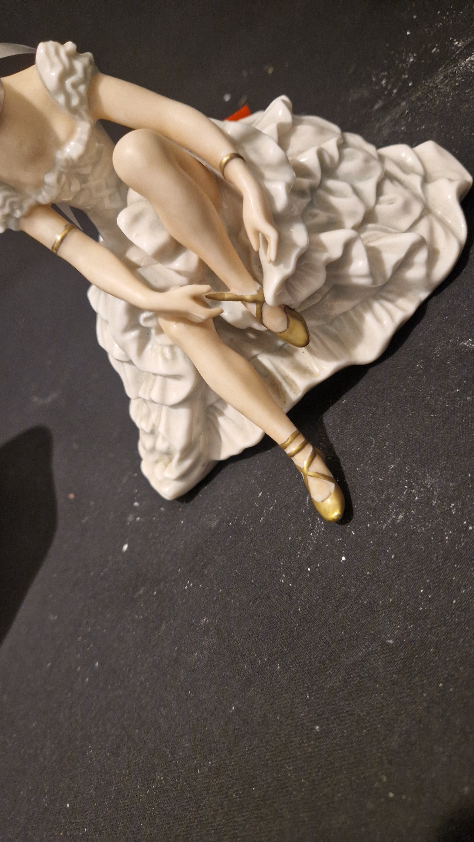 Original Schaubach Kunst Porzellanfigur – Ballerina beim Schnüren - Artikelbild von Fummel & Gedöns Secondhand-Store