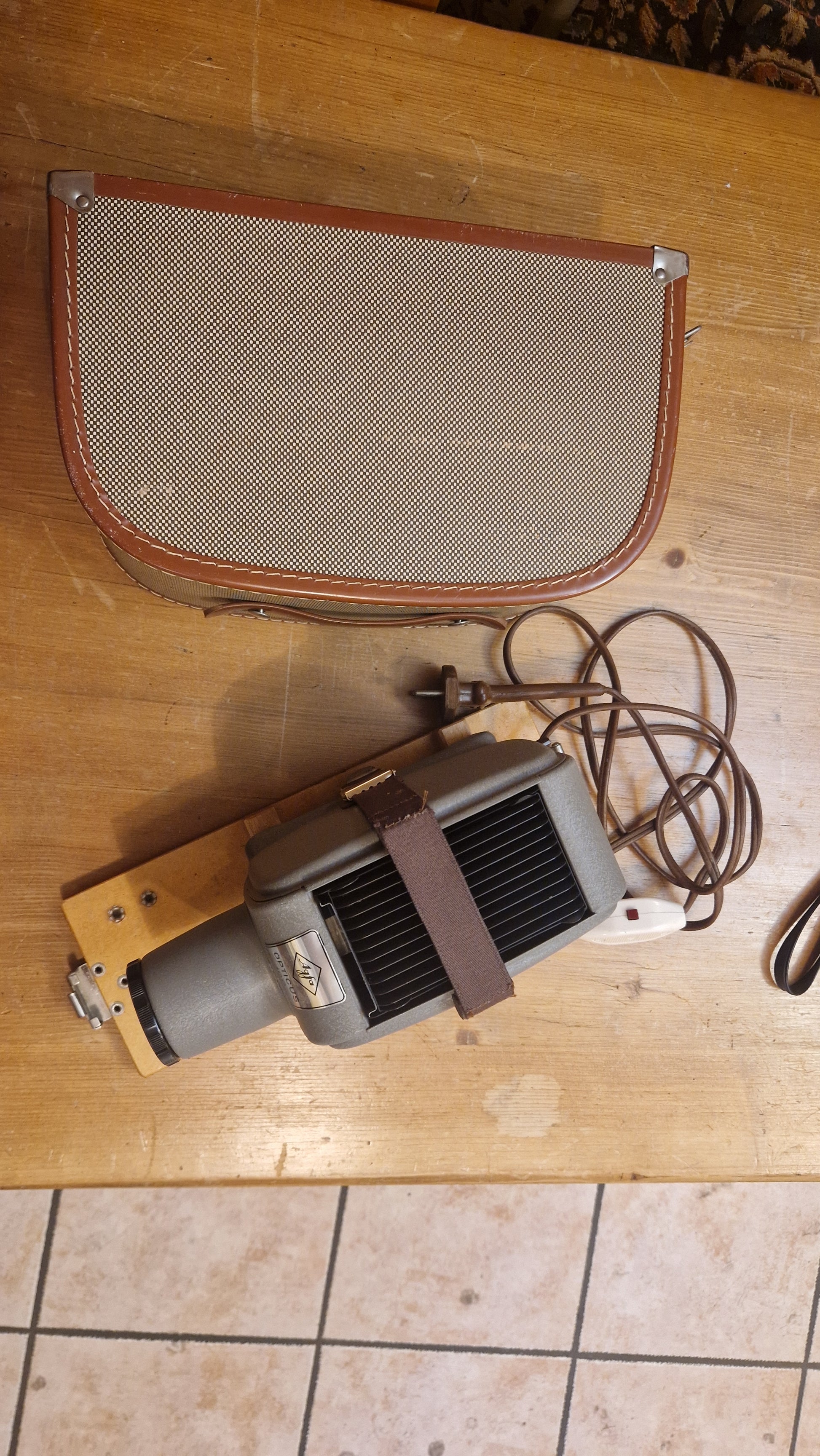 Agfa Opticus 100 Dia-Projektor - Artikelbild von Fummel & Gedöns Secondhand-Store