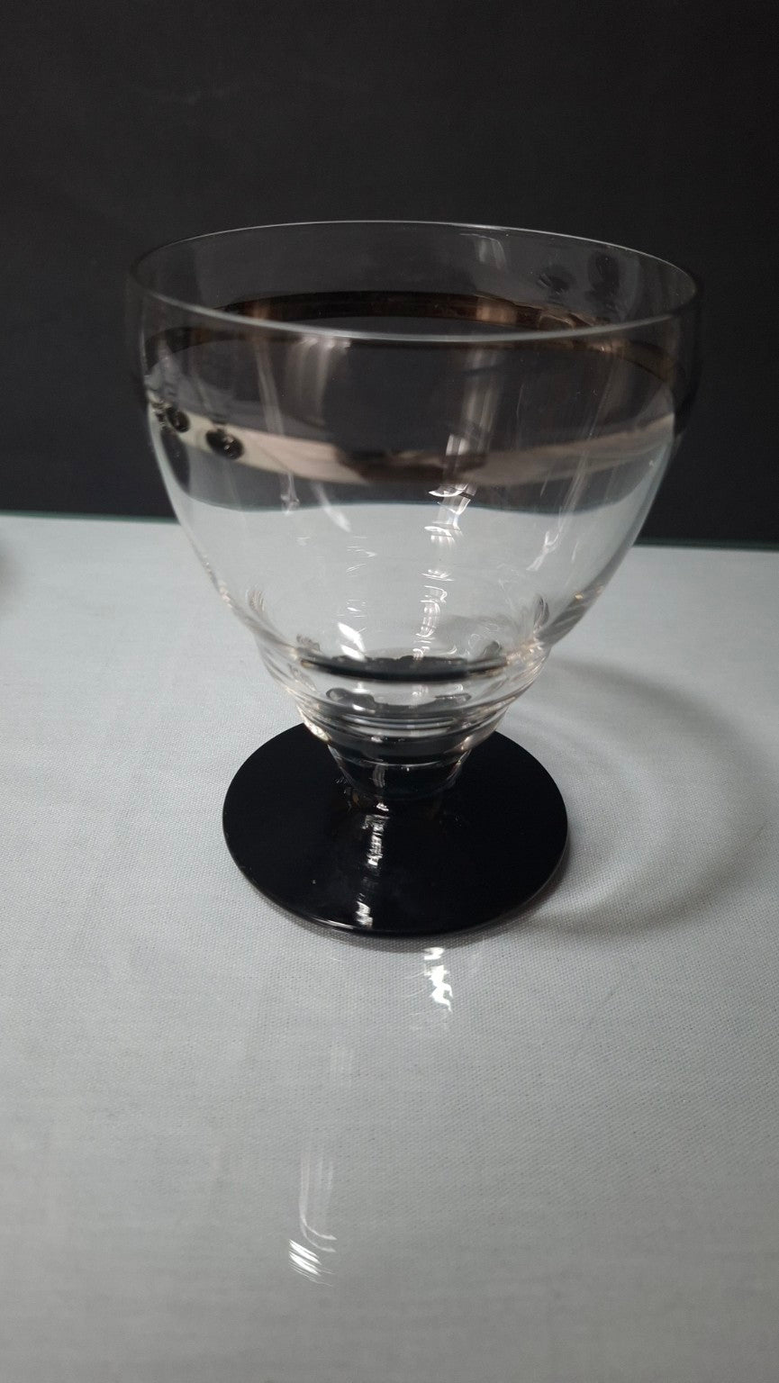 Vintage Weinglas mit breitem Silberband unterhalb des Trinkrands und schwarzem Glasfuß