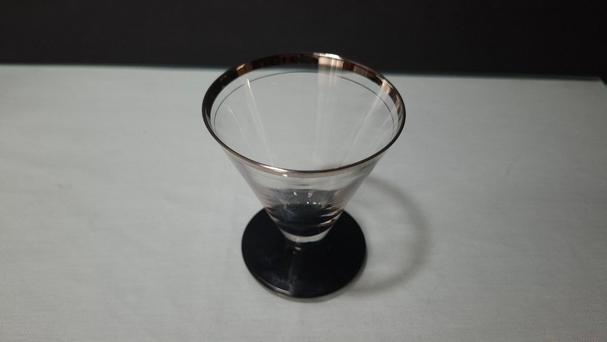 Vintage Glas mit Silberrand und schwarzem Fuß, Ansicht von oben