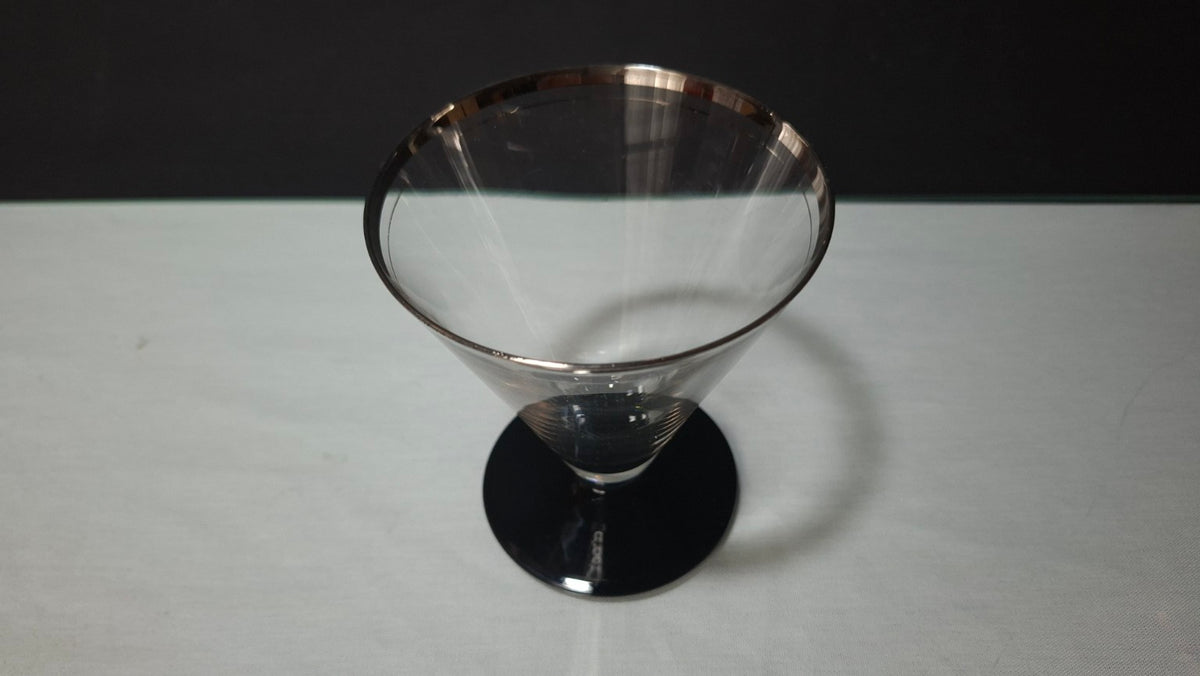 Größeres Vintage Glas mit Silberrand und schwarzem Fuß, Ansicht von oben
