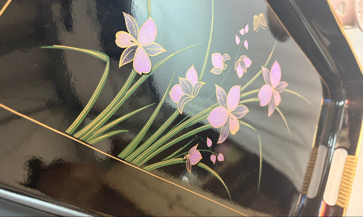 Vintage Lacktablett mit Irisblüten und Schmetterlingen, Dekordetail