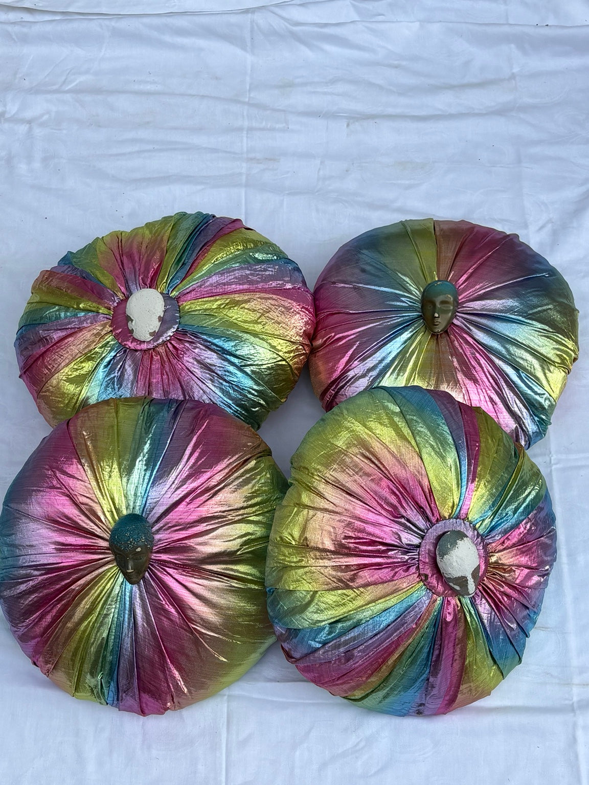 4er Set runde Vintage Metallic-Regenbogenkissen mit Masken, ca. 30 cm