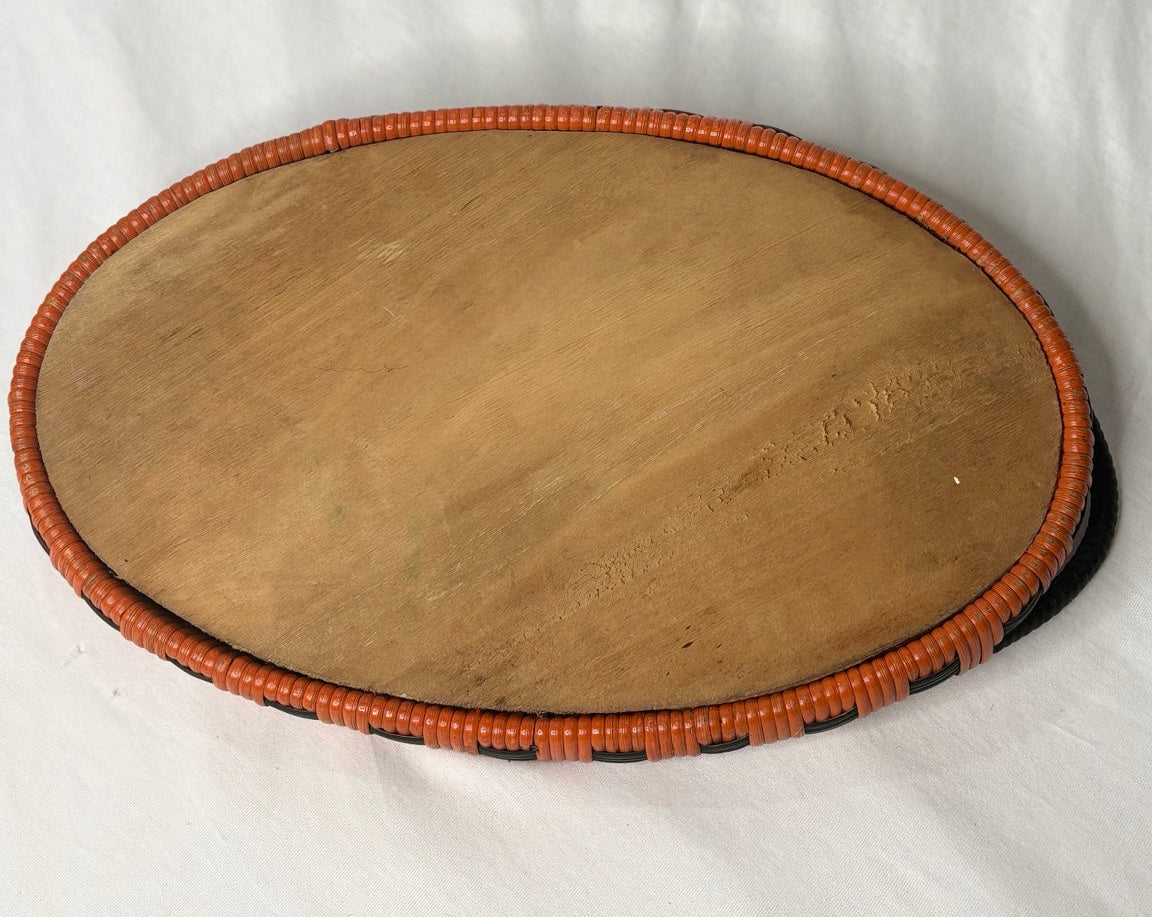 Rückseite des Vintage Rattan Serviertabletts