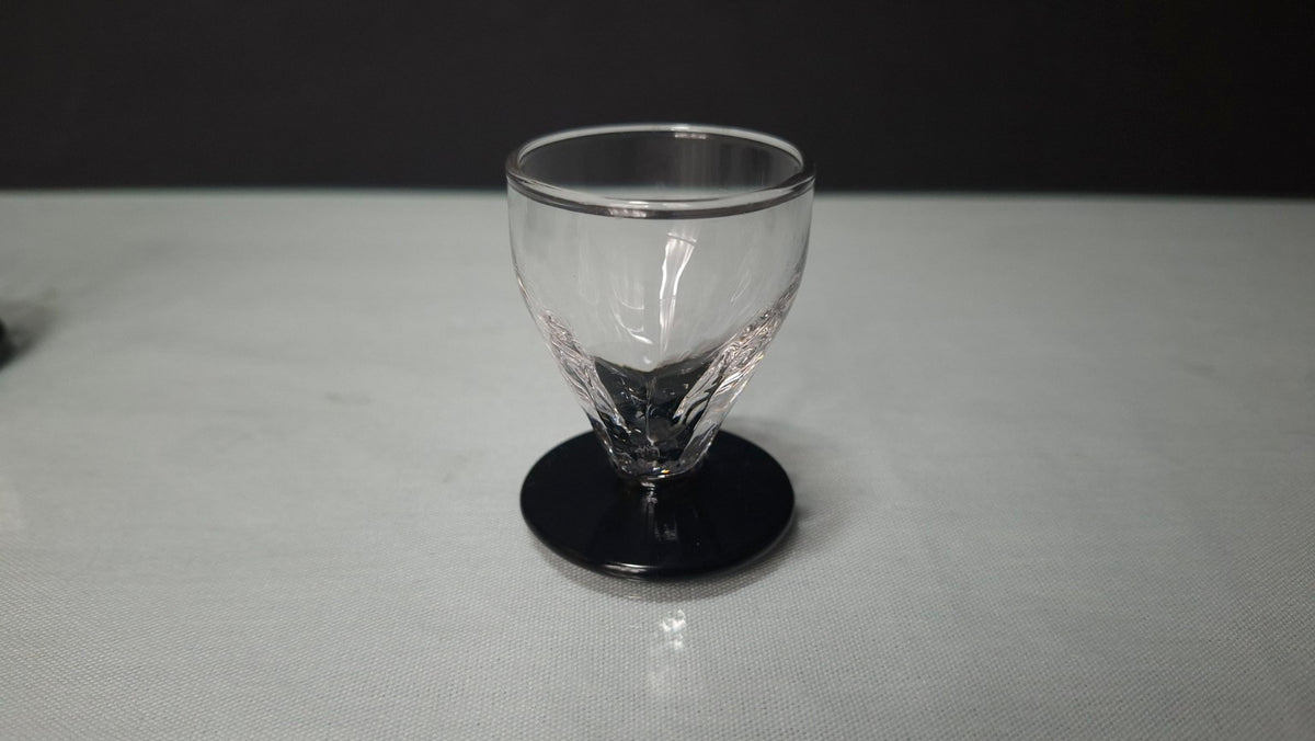 Vintage Trinkglas mit schwarzem Fuß, Detailansicht