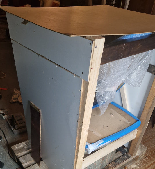 Nachtschicht für Monaco – ein Marmortisch auf Reisen