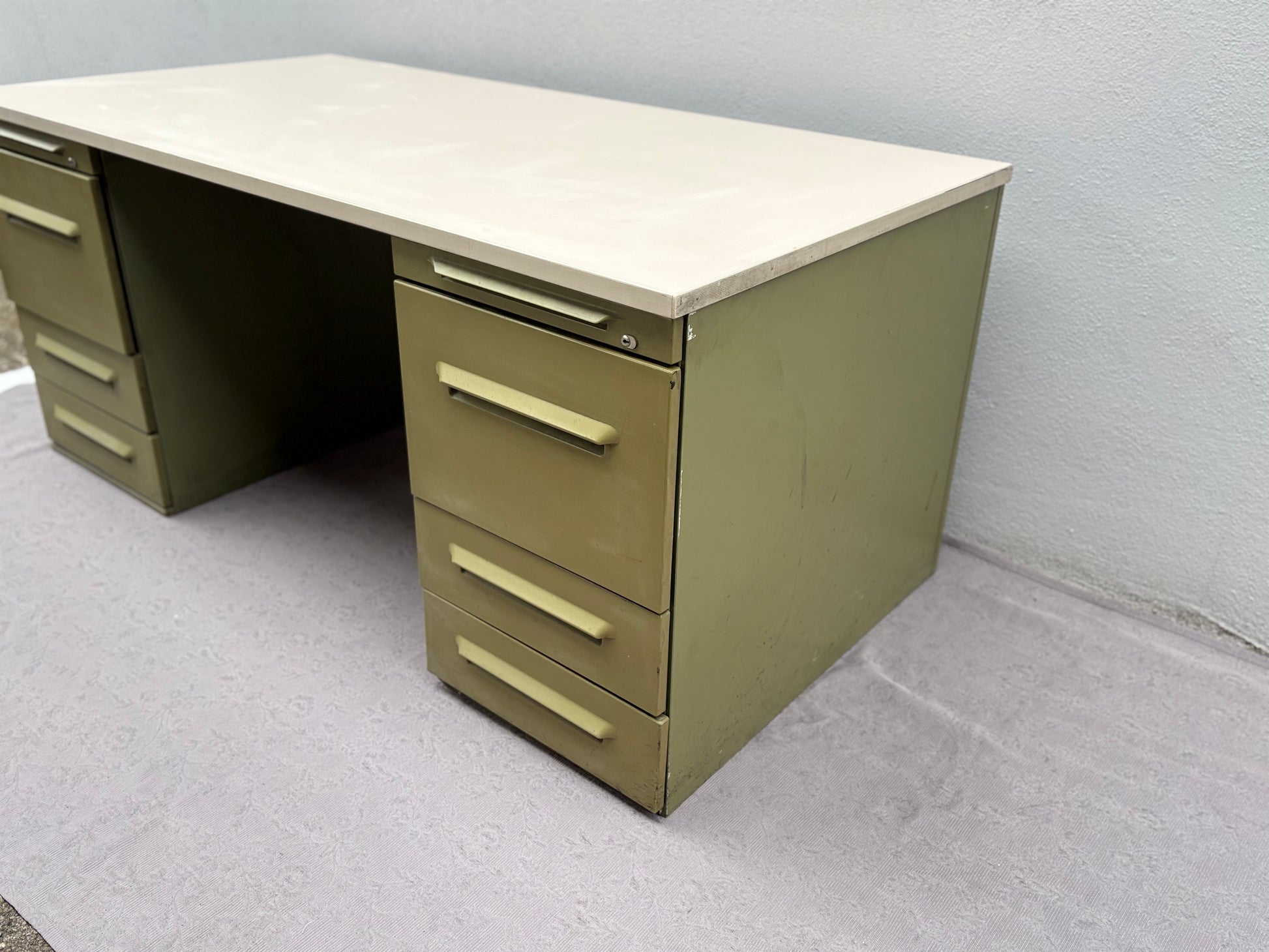Olivgrüner Werkstatt-Schreibtisch im Industrial-Stil - Artikelbild von Fummel & Gedöns Secondhand-Store