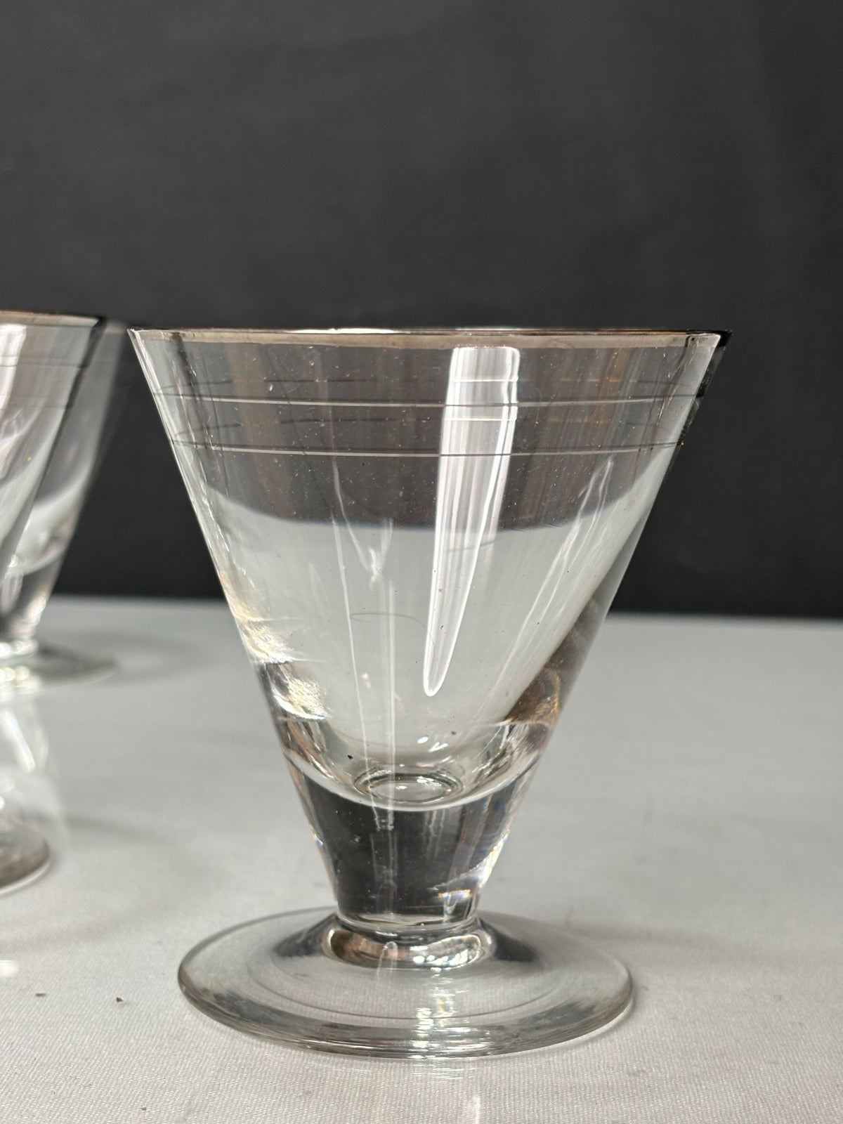 5er Set Vintage Cocktail-Gläser mit Silberrand & Liniendekor, 1940er–1960er – Produktfoto 2