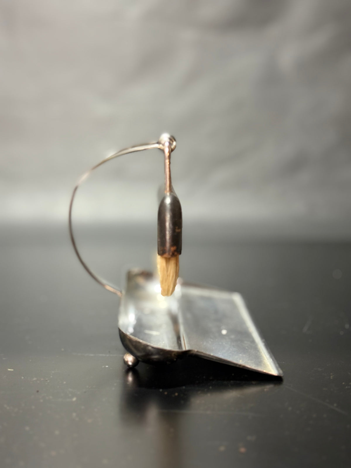 Art-déco Tischkehrschaufel aus Metall mit Bügelgriff - Artikelbild von Fummel & Gedöns Secondhand-Store