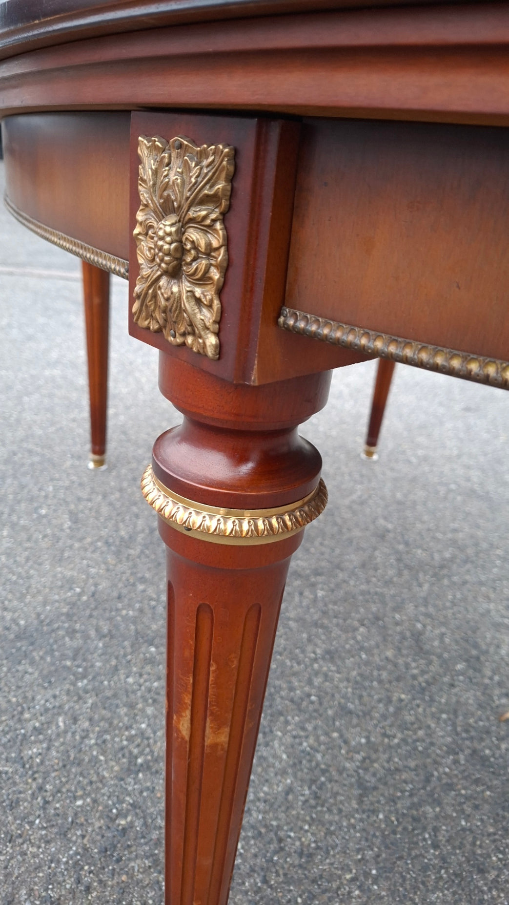 Ovaler Esstisch im Louis-XVI-Stil – ausziehbar 180–270 cm - Mahagoni - Artikelbild von Fummel & Gedöns Secondhand-Store