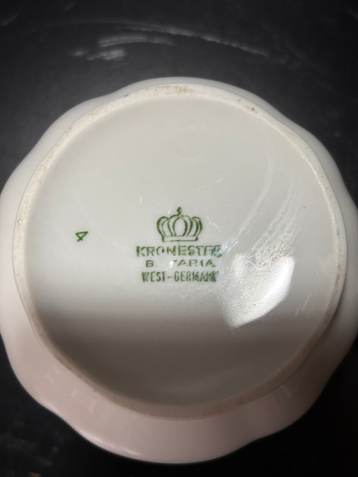 Kronester Bavaria Porzellan Milchkännchen – Golddekor Weinblatt - Artikelbild von Fummel & Gedöns Secondhand-Store