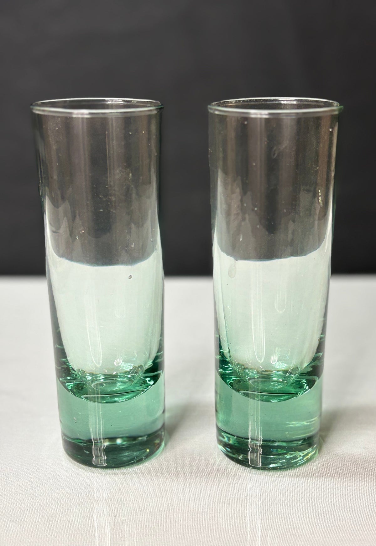 2er Set Vintage Trinkgläser aus grünlich getöntem Glas