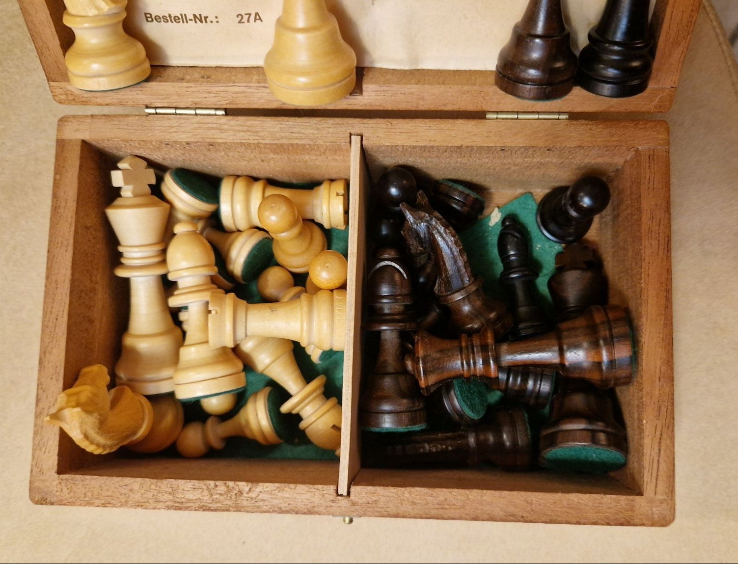 Maccasar Ebenholz + Ahorn Schachfiguren - weible - Artikelbild von Fummel & Gedöns Secondhand-Store