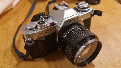 Canon AV‑1 Spiegelreflexkamera mit Canon FD 50mm f/1.8 Objektiv