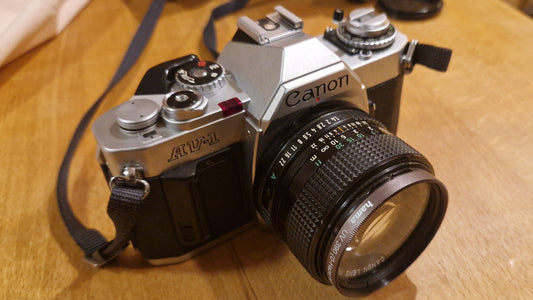 Canon AV‑1 Spiegelreflexkamera mit Canon FD 50mm f/1.8 Objektiv