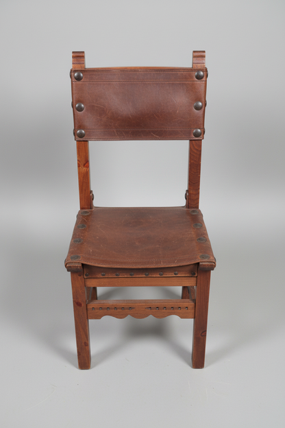 Spanischer Mid-Century Lederstuhl mit Nieten