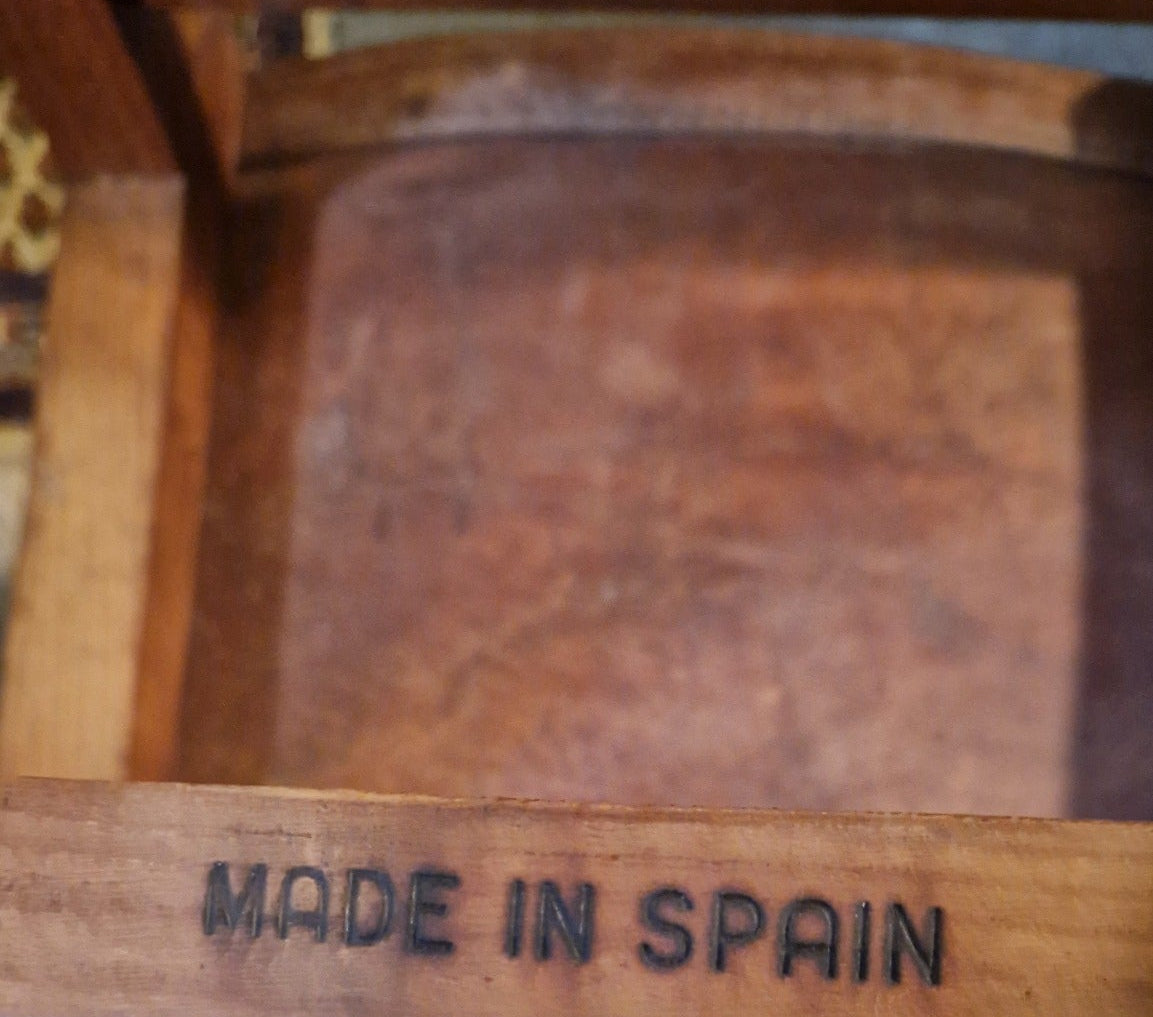 Spanischer Mid-Century Lederstuhl mit Nieten - Artikelbild von Fummel & Gedöns Secondhand-Store