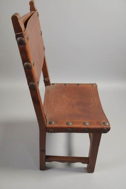Spanischer Mid-Century Lederstuhl mit Nieten