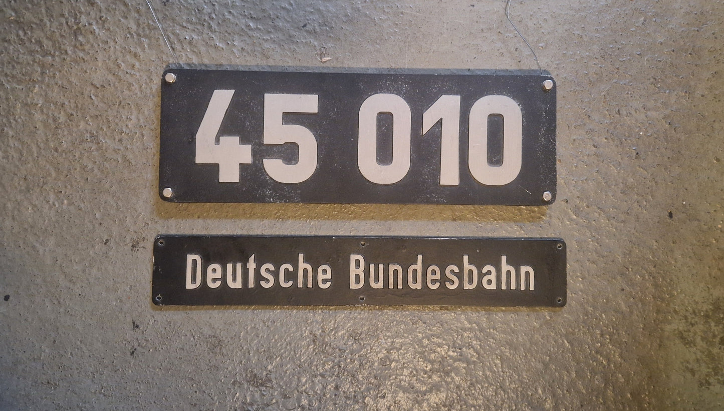 Deutsche Bundesbahn Lokschilder Set – Loknummer 45 010 + DB Schriftzug Nachgüsse