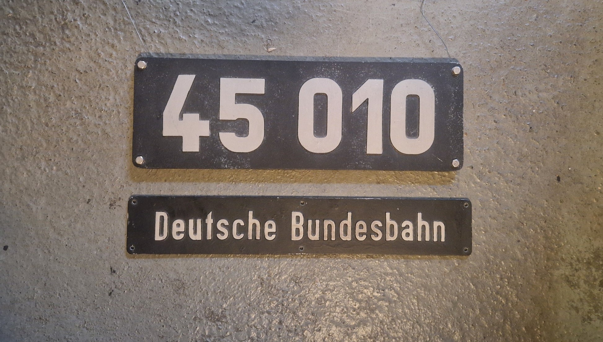 Deutsche Bundesbahn Lokschilder Set – Loknummer 45 010 + DB Schriftzug Nachgüsse - Artikelbild von Fummel & Gedöns Secondhand-Store