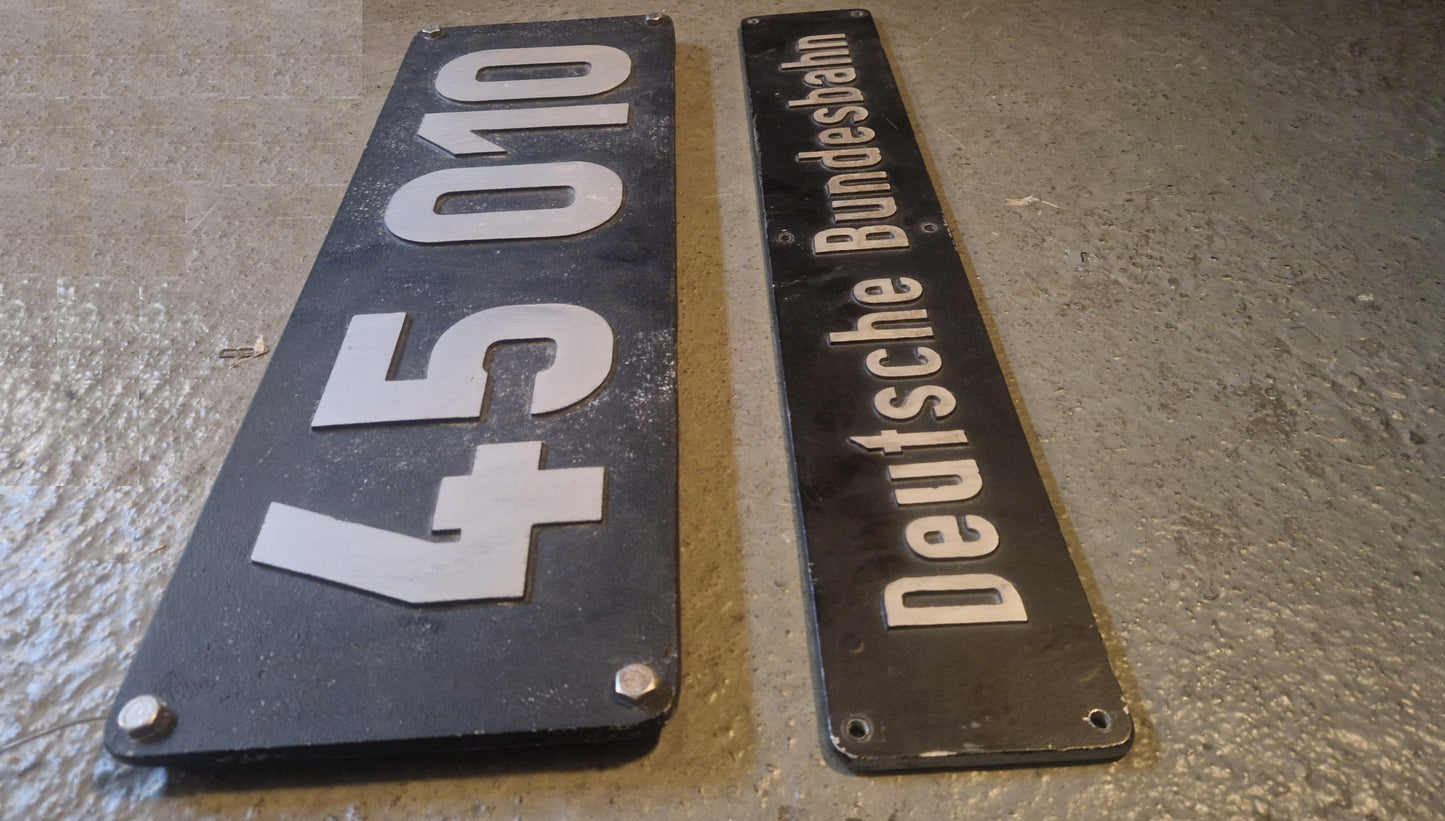 Deutsche Bundesbahn Lokschilder Set – Loknummer 45 010 + DB Schriftzug Nachgüsse