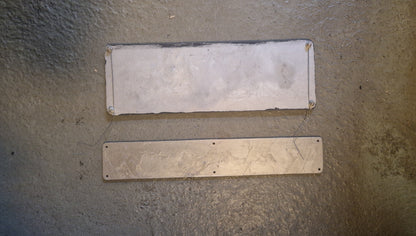 Deutsche Bundesbahn Lokschilder Set – Loknummer 45 010 + DB Schriftzug Nachgüsse