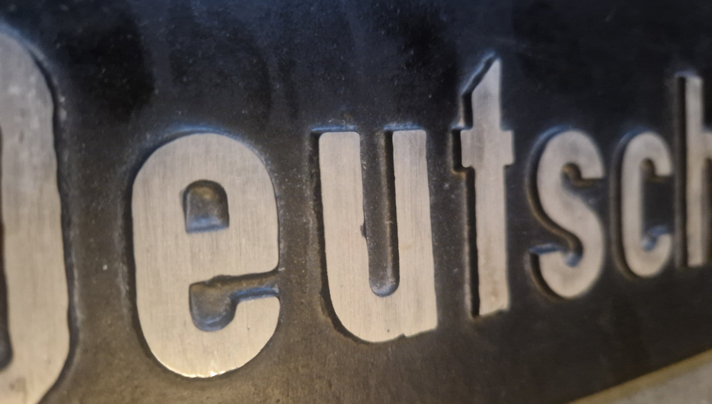 Deutsche Bundesbahn Lokschilder Set – Loknummer 45 010 + DB Schriftzug Nachgüsse