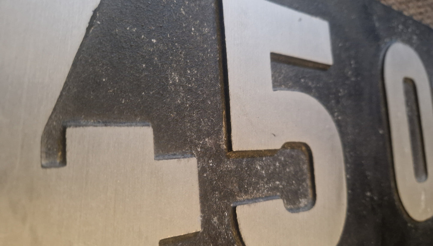 Deutsche Bundesbahn Lokschilder Set – Loknummer 45 010 + DB Schriftzug Nachgüsse