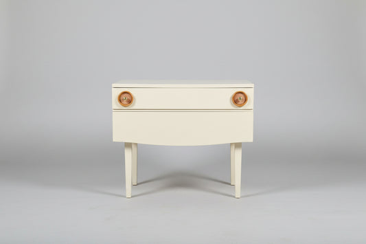 Mid-Century Nachttisch in cremeweißen Lack mit Schmuckknäufen