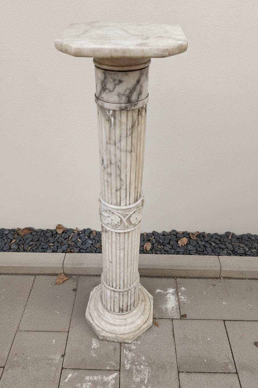 Große Carrara-Marmorsäule – kannelierte Dekosäule mit Akanthusdekor - Artikelbild von Fummel & Gedöns Secondhand-Store