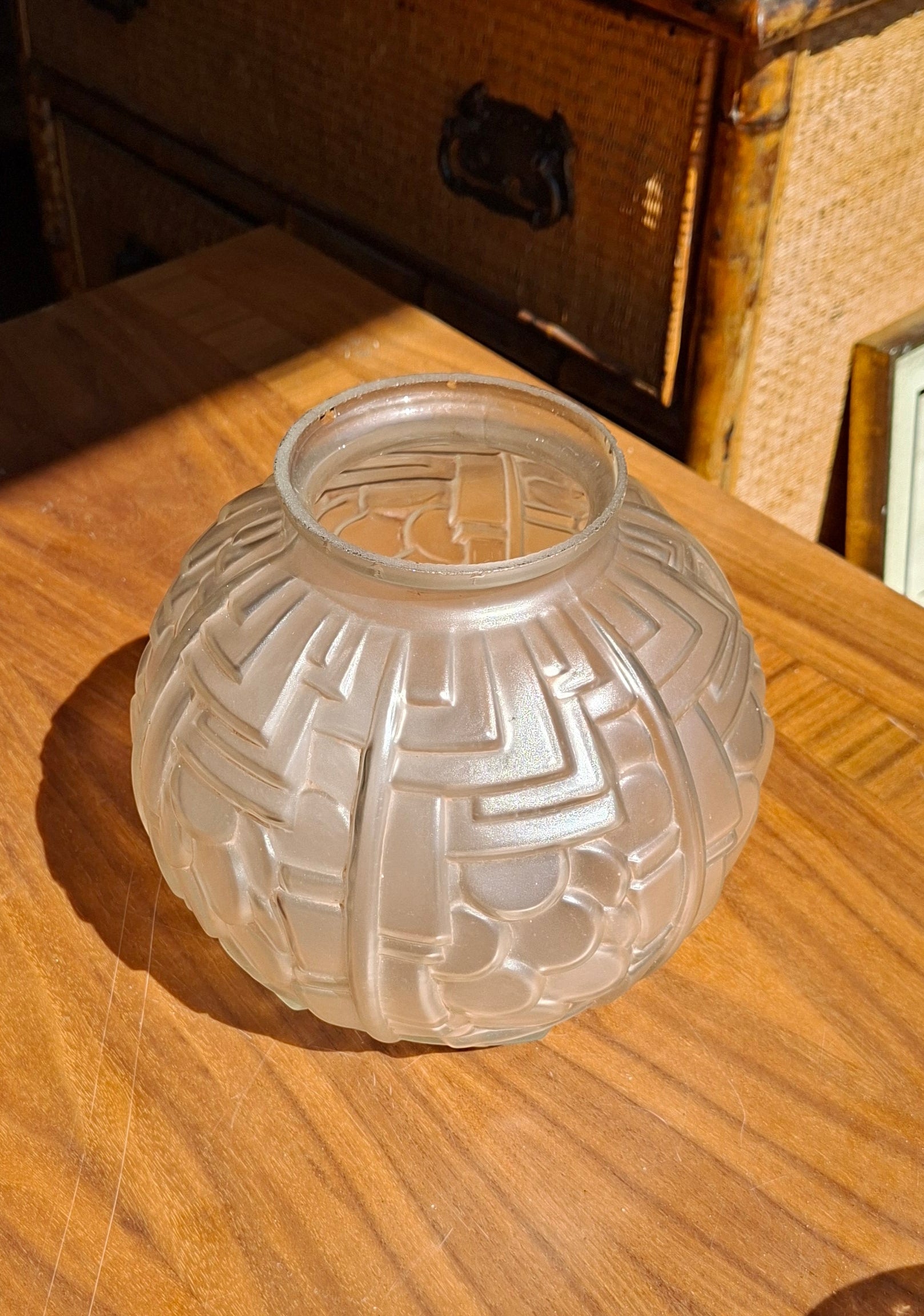 Französische Art-Déco Kugelvase – satiniertes Glas – Vianne – 1930er - Artikelbild von Fummel & Gedöns Secondhand-Store
